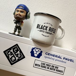 Po stěhování do novýho showroomu jsme záhadným způsobem našli zapomenutou bednu smaltovaných hrnků Black Rifle Coffee...