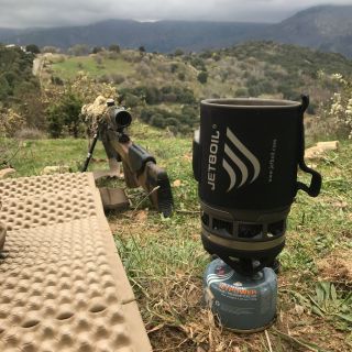 S karimatkou Z-Lite od @thermarest si lehneš pohodlněji než doma na gauči a s vařičem @jetboil si uvaříš rychleji než kdy...